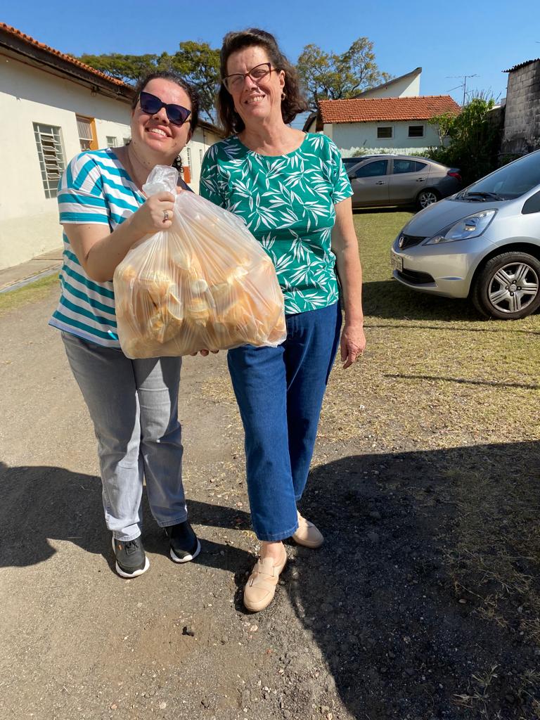 Carol e Neusa cuidando dos detalhes