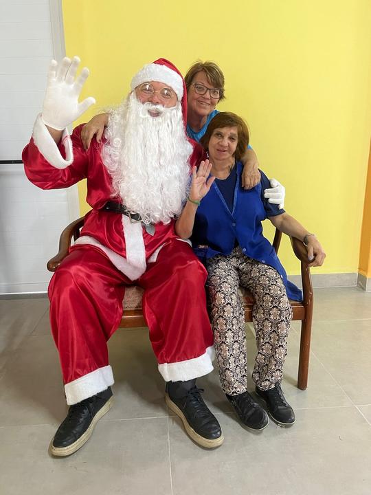 as voluntárias também posaram com o Papai Noel